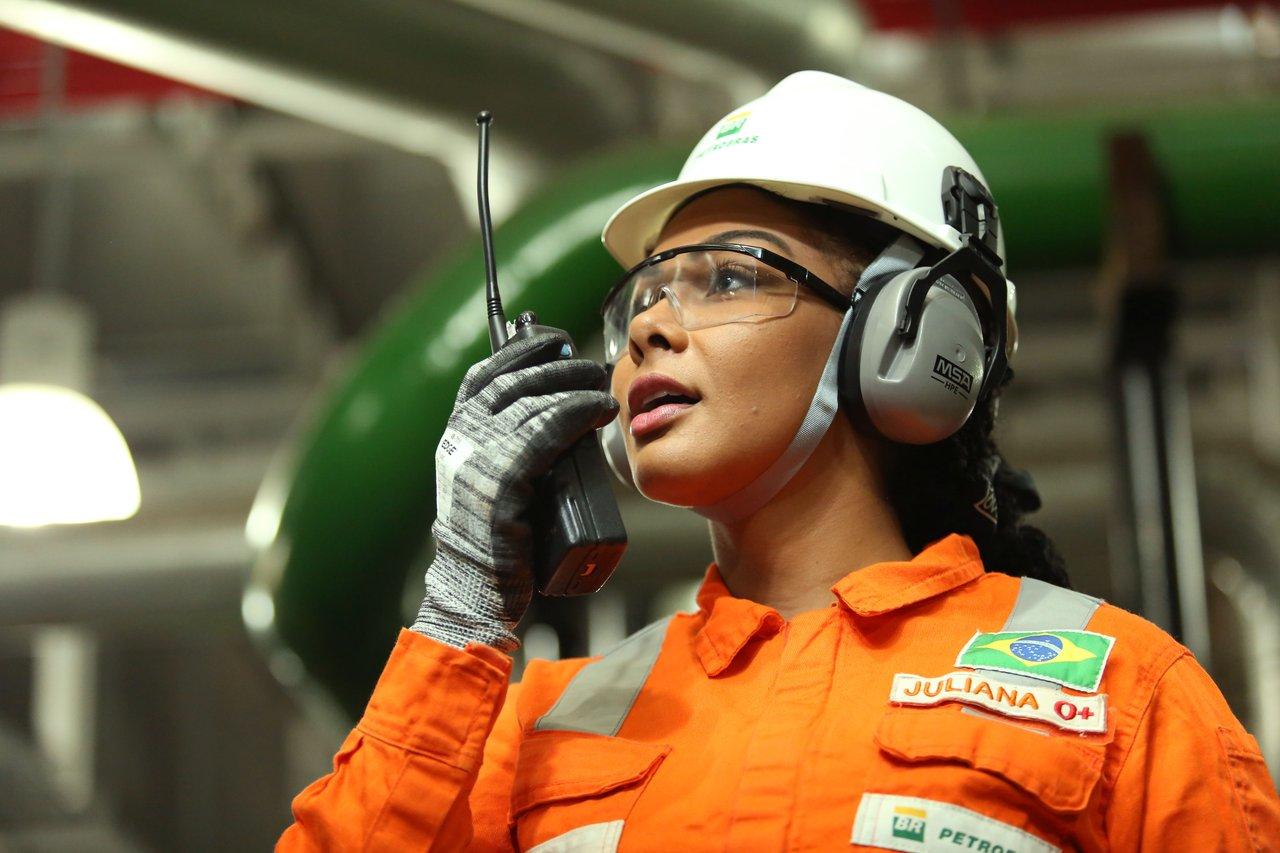 Empregada preta falando ao rádio comunicador